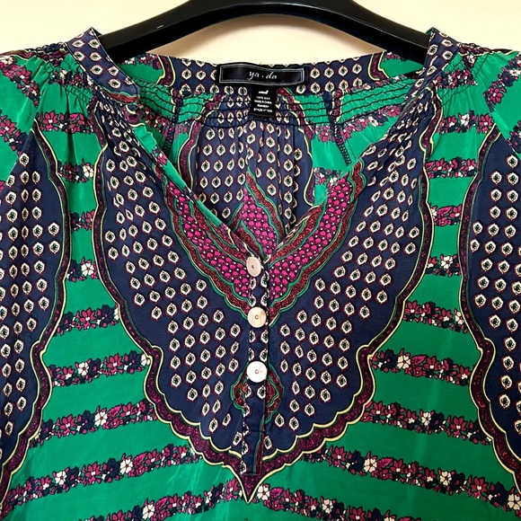 Women’s Ya Da colorful and fun lightweight 100% silk blouse. - Picture 2 of 8